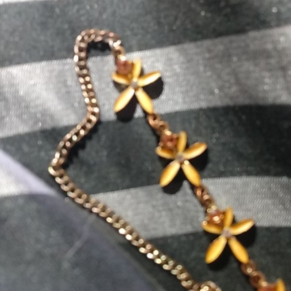 Flower necklace - Picture 1 of 2